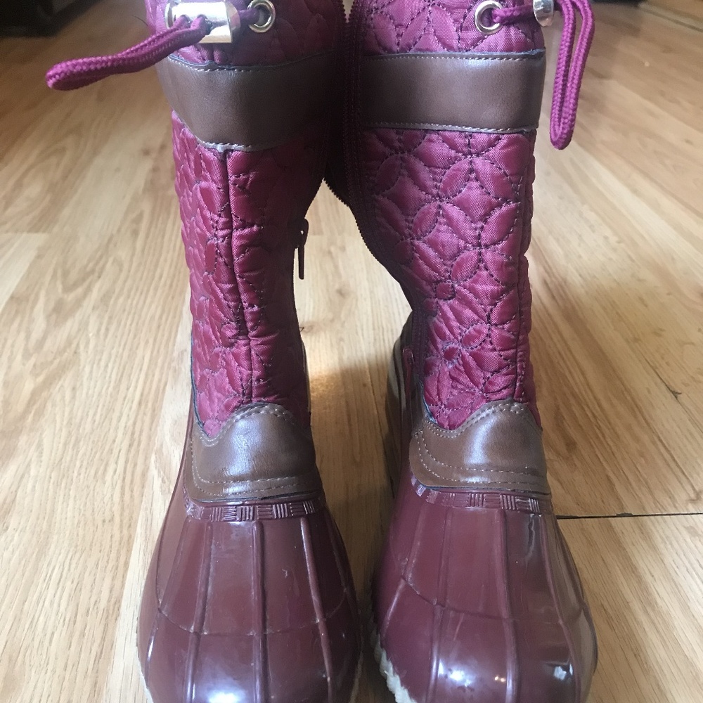 Burgundy Duck Boots Size 6